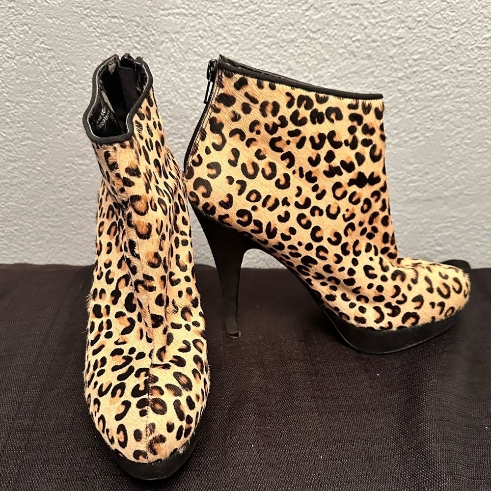 Aldos leopard print calf hair heels size 8
5” heels